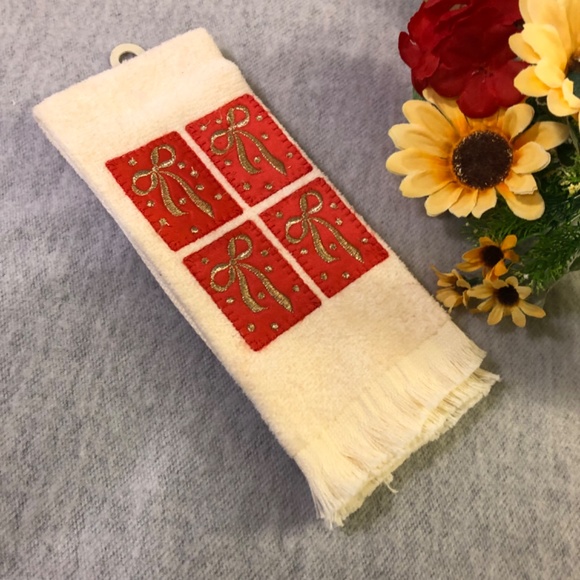 NWT - Set of Three Embroidered Christmas Hand Towels - Picture 3 of 16